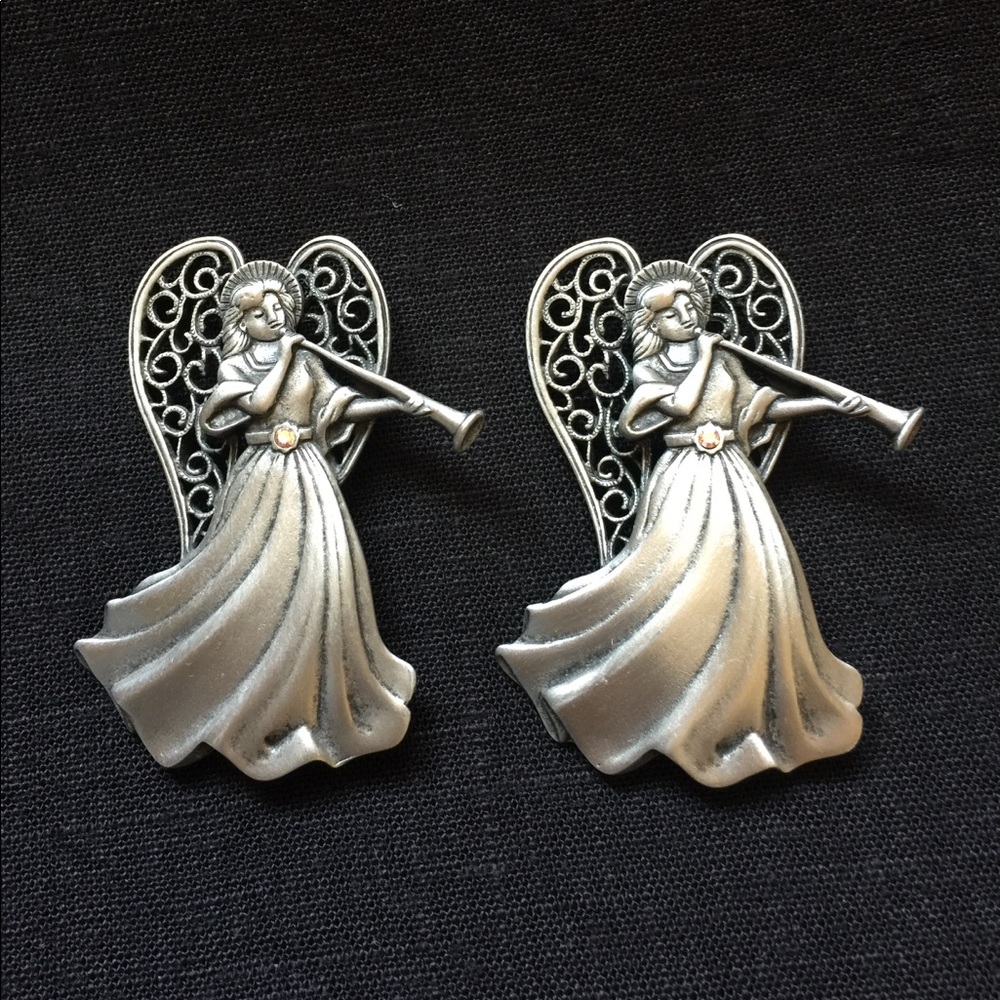 Angel, blowing a trumpet brooch pin (2)